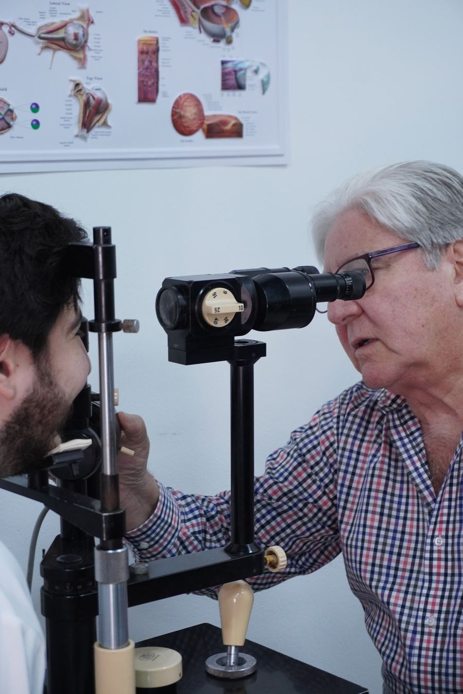 Fundador de Óptica Lux realizando un examen visual